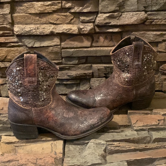 ✨👢✨SIZE 7 | Frye 'Deborah' Studded Boots Western Distressed Leather MSRP $598 - Picture 8 of 16